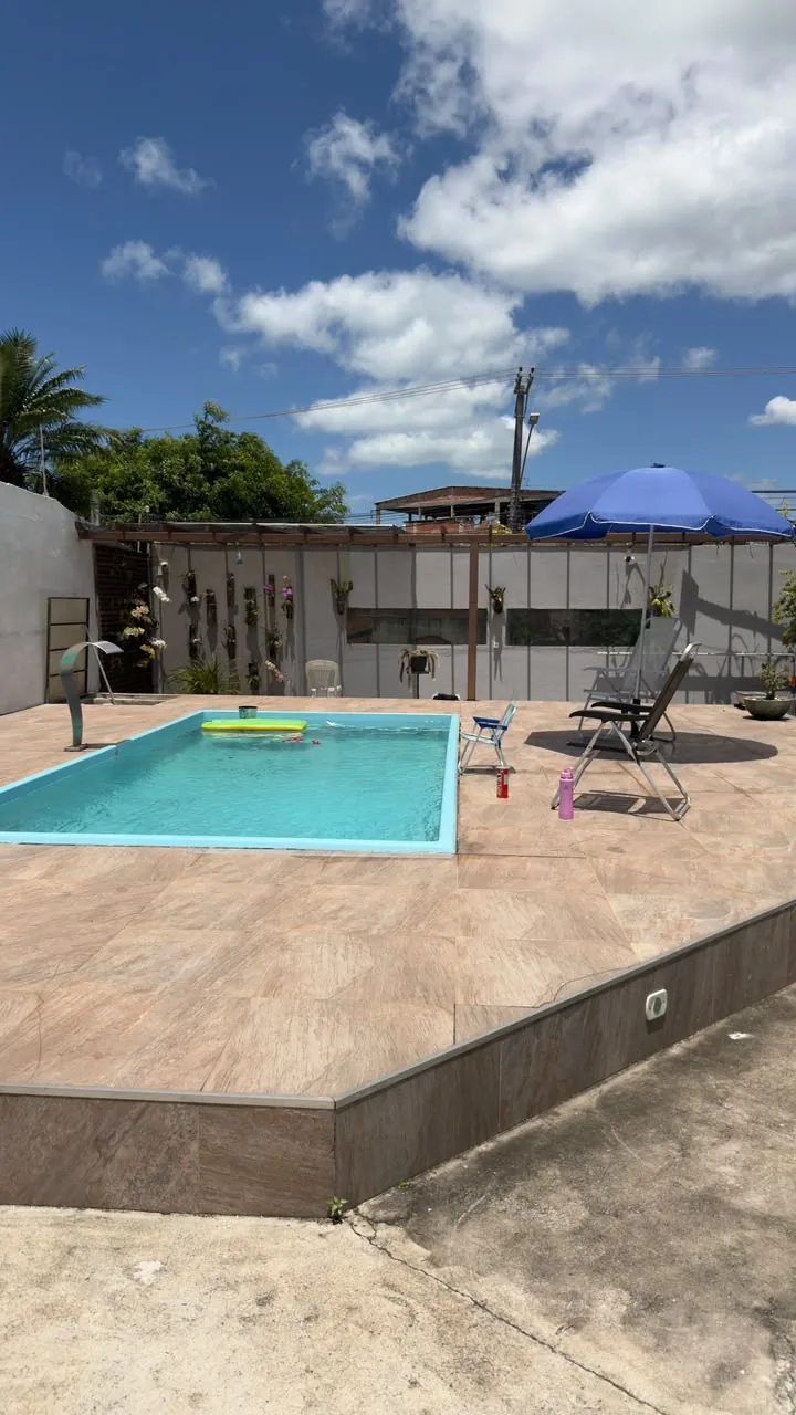 Piscina com deck de porcelanato da casa de temporada na Serra-ES